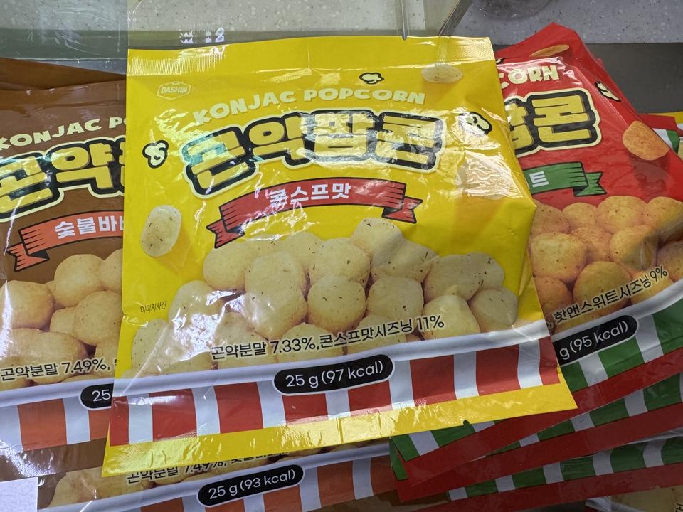콘치즈맛은 좀 짭짤하네요. 다른건 아직 맛보기전이예요  부담없는 사이즈라 좋네요