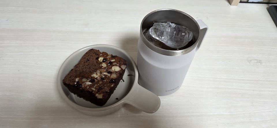 카스테라처럼 부드럽고 단맛이 아주 없진 않아서 커피나 우유랑 먹기 딱이에요