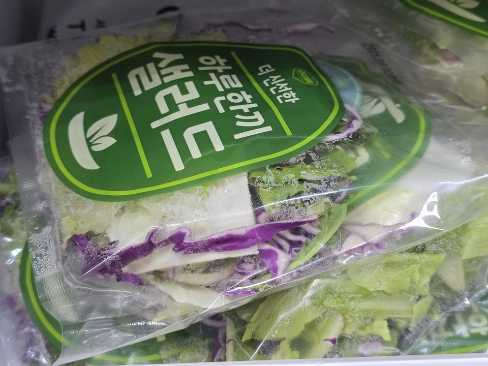 오랜만에 하루 한끼 샐러드 먹어봅니다~