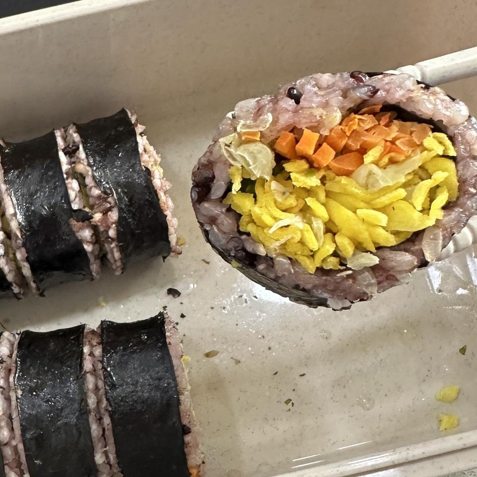 생각보다 맛있어요 땡초참치랑 흑미계란 샀는데 계란이 더 맛있네요