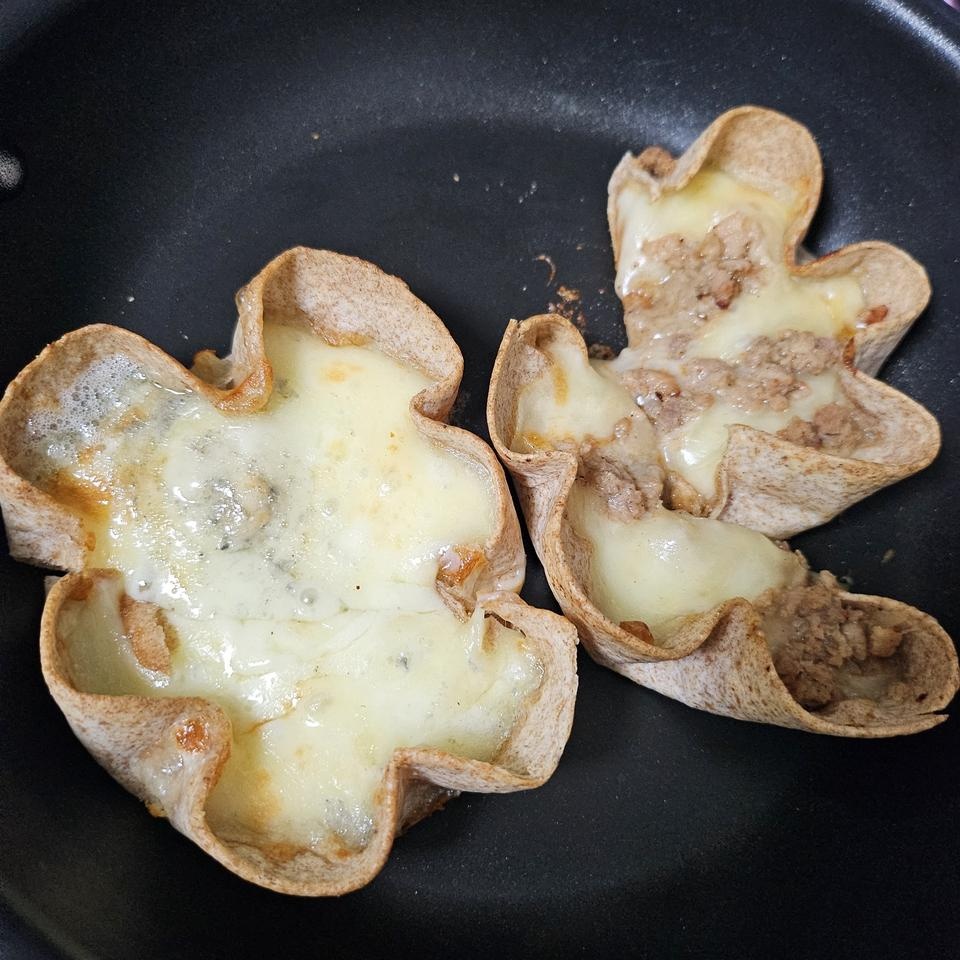 집에서 만든 핸드메이드 또띠아피자 느낌인데 너무 맛있어요! 하나 먹으면 조금 허전하거 2개먹으니까 배부...