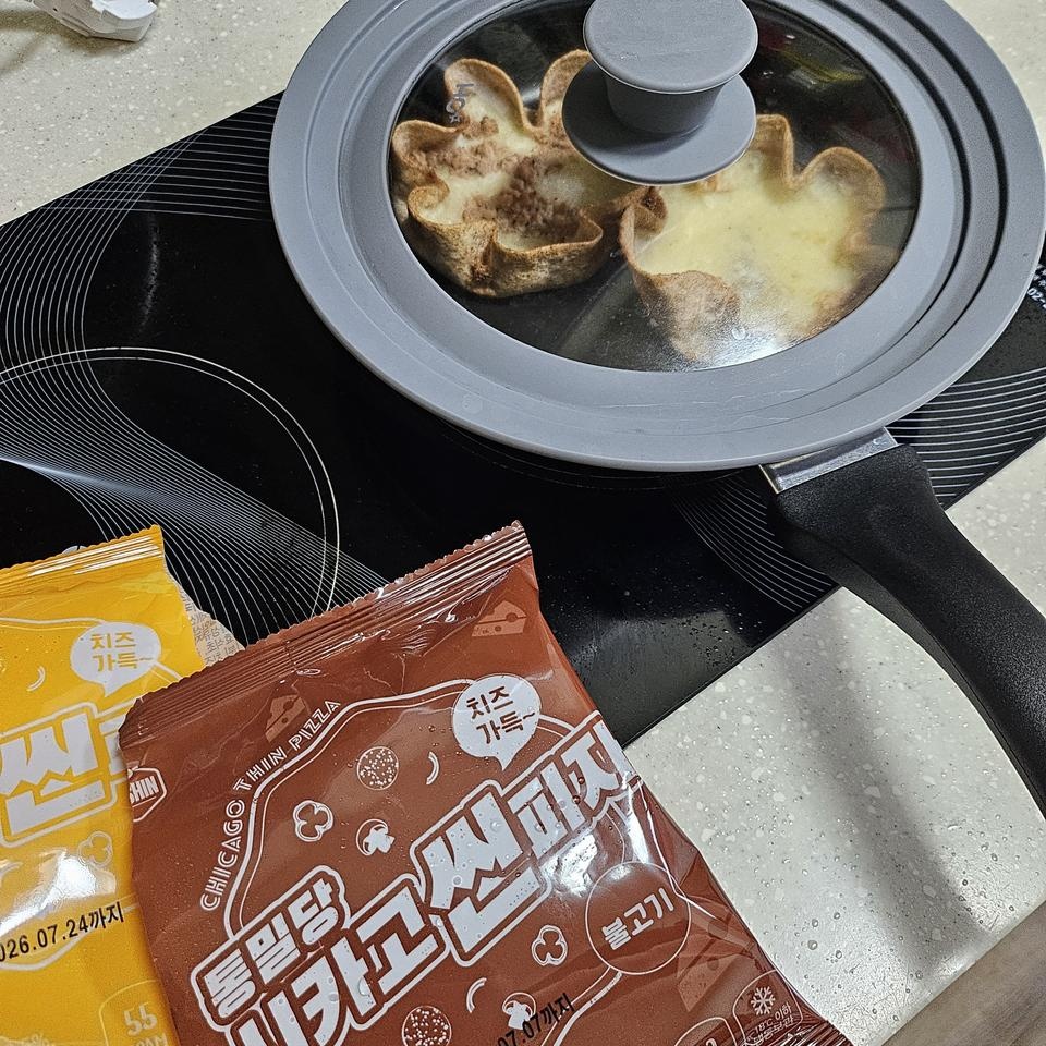 집에서 만든 핸드메이드 또띠아피자 느낌인데 너무 맛있어요! 하나 먹으면 조금 허전하거 2개먹으니까 배부...