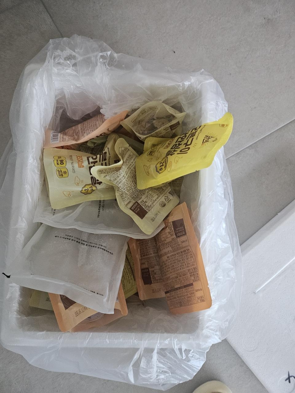 오자마자 닭갈비맛.탄두리 먹었는데 부드럽고 맛은있는데 좀 짰어요 ~나트륨함량이 많을까걱정이긴해요