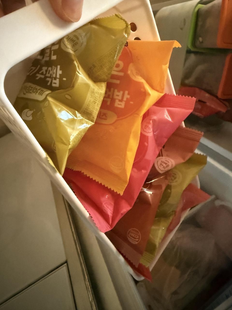 저희 집 렌지로는 1분 50초로도 충분하네요 맛이 너무 꼬소해요 현미가 섞여서 꼭꼭 낍어야 하나 싶었는데 ...