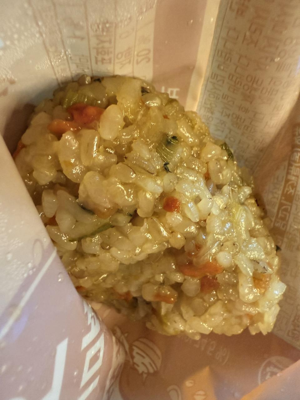 저희 집 렌지로는 1분 50초로도 충분하네요 맛이 너무 꼬소해요 현미가 섞여서 꼭꼭 낍어야 하나 싶었는데 ...