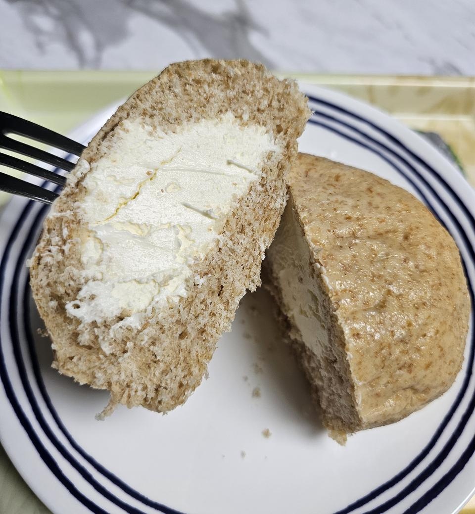배송이 빨라요! 저당이라 맘이 놓이네요! 속안에 든 크림이 달지않고 맛있어요! 빵이 좀 짭쪼롬 한거 같아요...