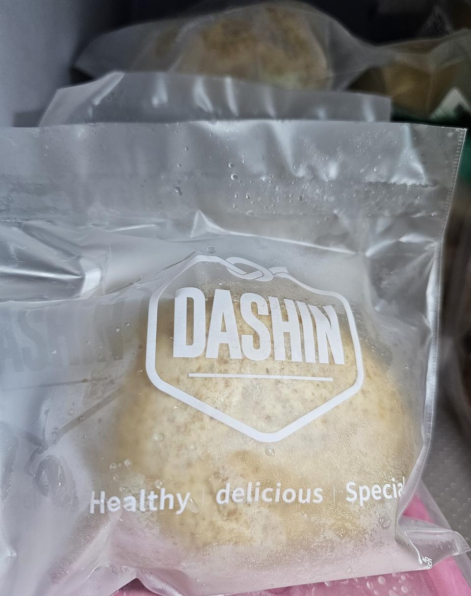 배송이 빨라요! 저당이라 맘이 놓이네요! 속안에 든 크림이 달지않고 맛있어요! 빵이 좀 짭쪼롬 한거 같아요...