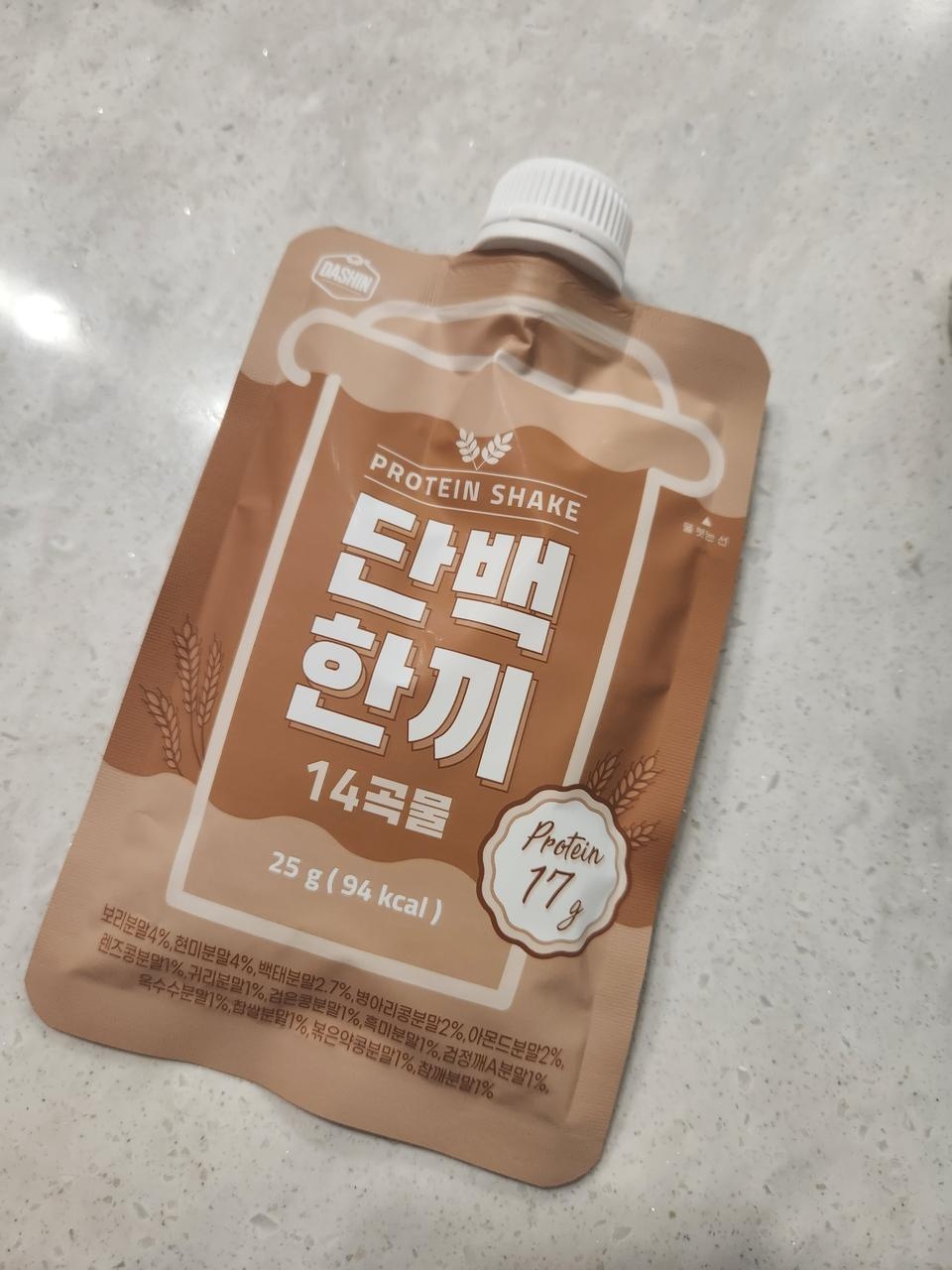 간단한 아침으로 단백질 쉐이크 많이 먹는데 칼로리는 100이하이면서 맛있어요.
두유와 함께 먹을때가 제일 ...