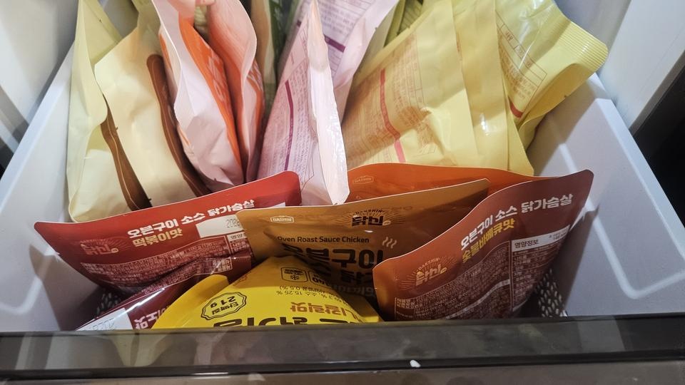 오늘부터 다시 식단하려고 구매했어요~
오늘은 현미밥이랑 닭안심만한게 없더라구요
여전히 맛있겠죠?? 기대...