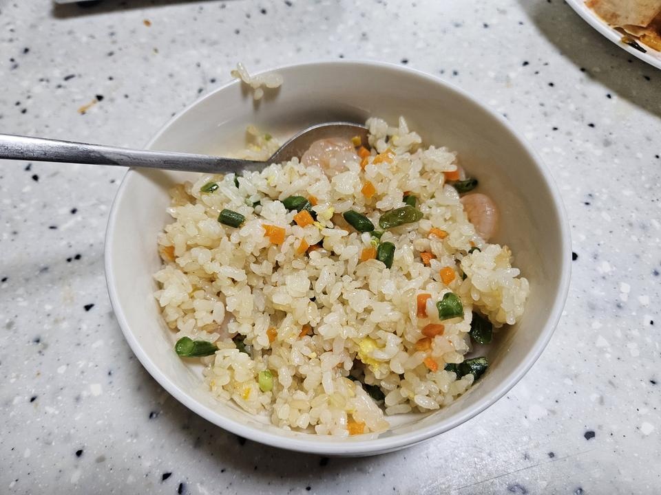 생각보다 양도 적당하고 맛도 나쁘지 않네요. 사진은 밥그릇이 아닌 국그릇에 담아놓은 거에요.