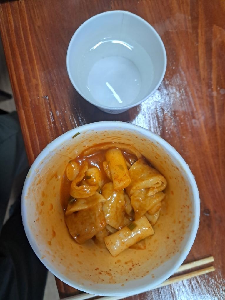 오뎅 1장 넣어먹으니까 식단이 아니고 그냥 떡볶이집에서 먹는 맛이에요...강추입니다