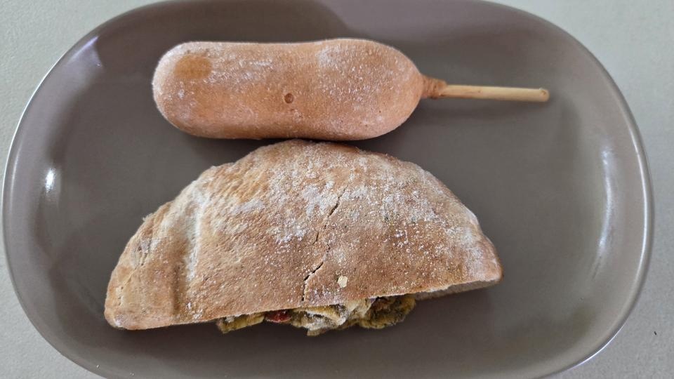 핫도그 크기는 작은데 빵이 부드럽고 모짜렐라치즈도 맛있었어요.