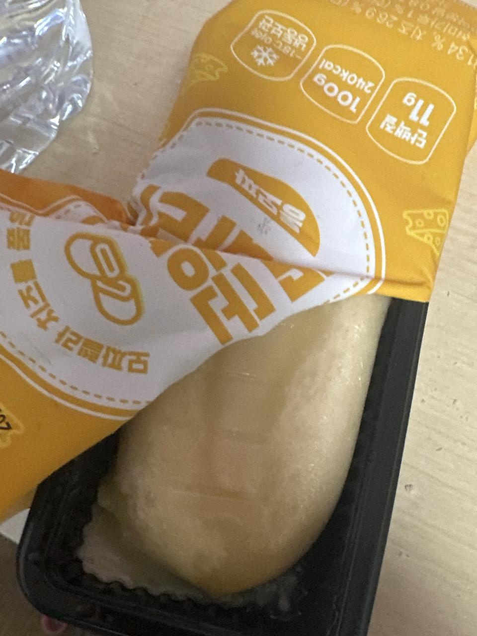얘 진짜 맛있어요. 맨날 먹고 싶음 근데 뭔가 치즈가 맛있긴 한데 좀 더 기름 많고 더 진짜 진짜 대박 치즈...